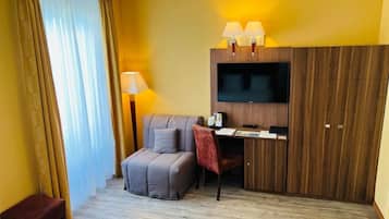 Minibar, caja de seguridad en la habitaciĂłn y escritorio