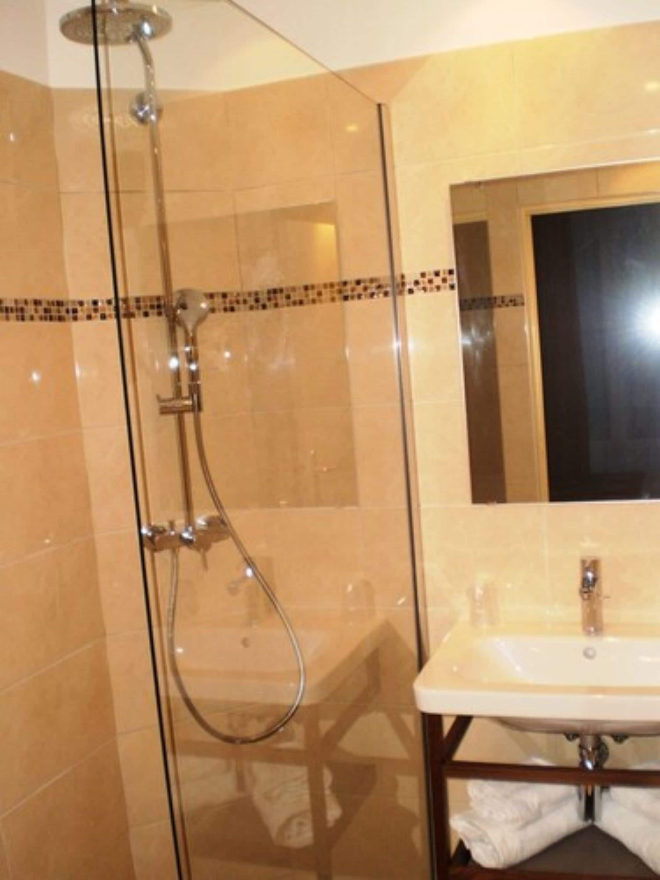 classic double room | bathroom | towels