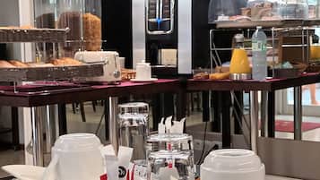 Desayuno buffet diario (EUR 14 por persona)