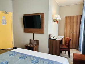 Quarto casal standard | Frigobar, cofres nos quartos, escrivaninha, quartos à prova de som