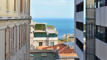 Un edificio alto con vista al mar.