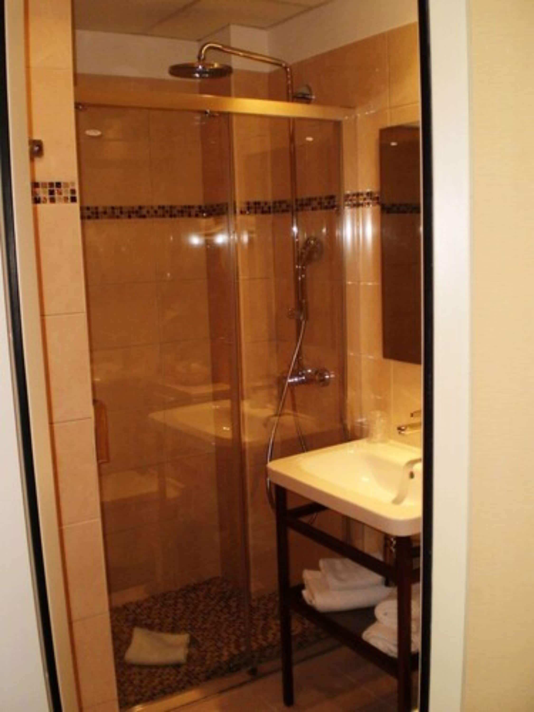 classic double room | bathroom | towels