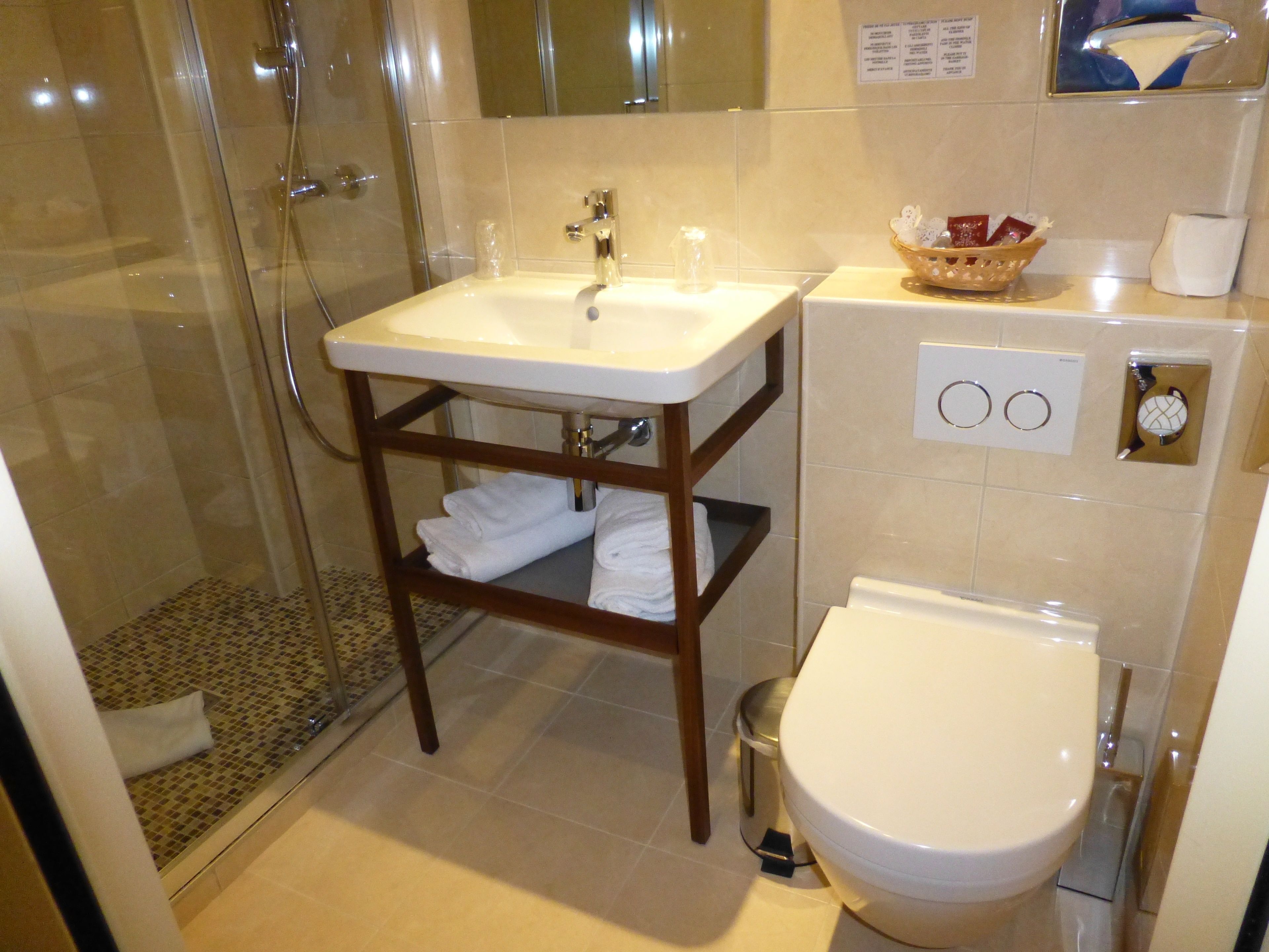 classic double room | bathroom | towels