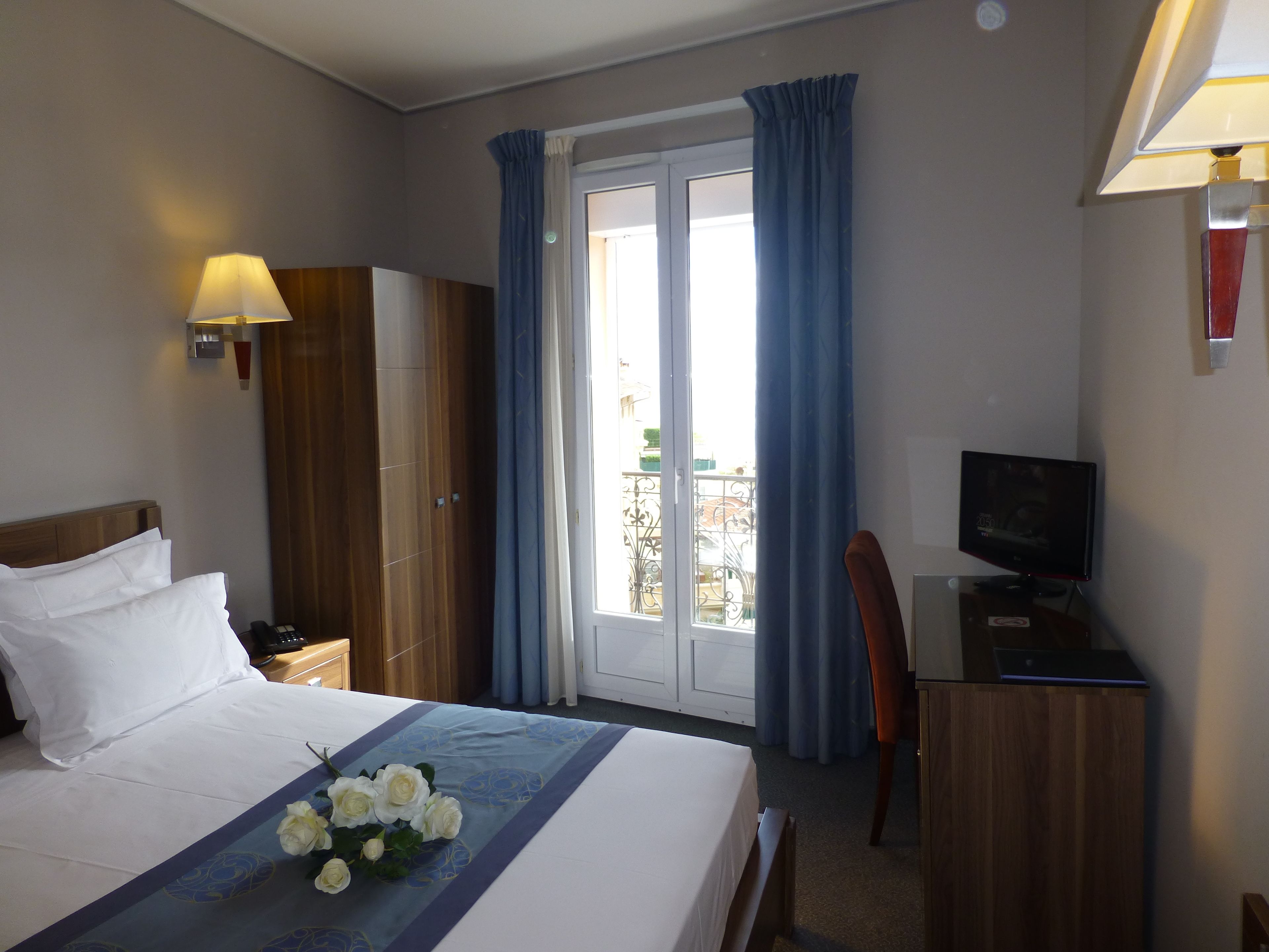 standard double room, balcony (monaco) | minibar, in-room safe, desk, soundproofing