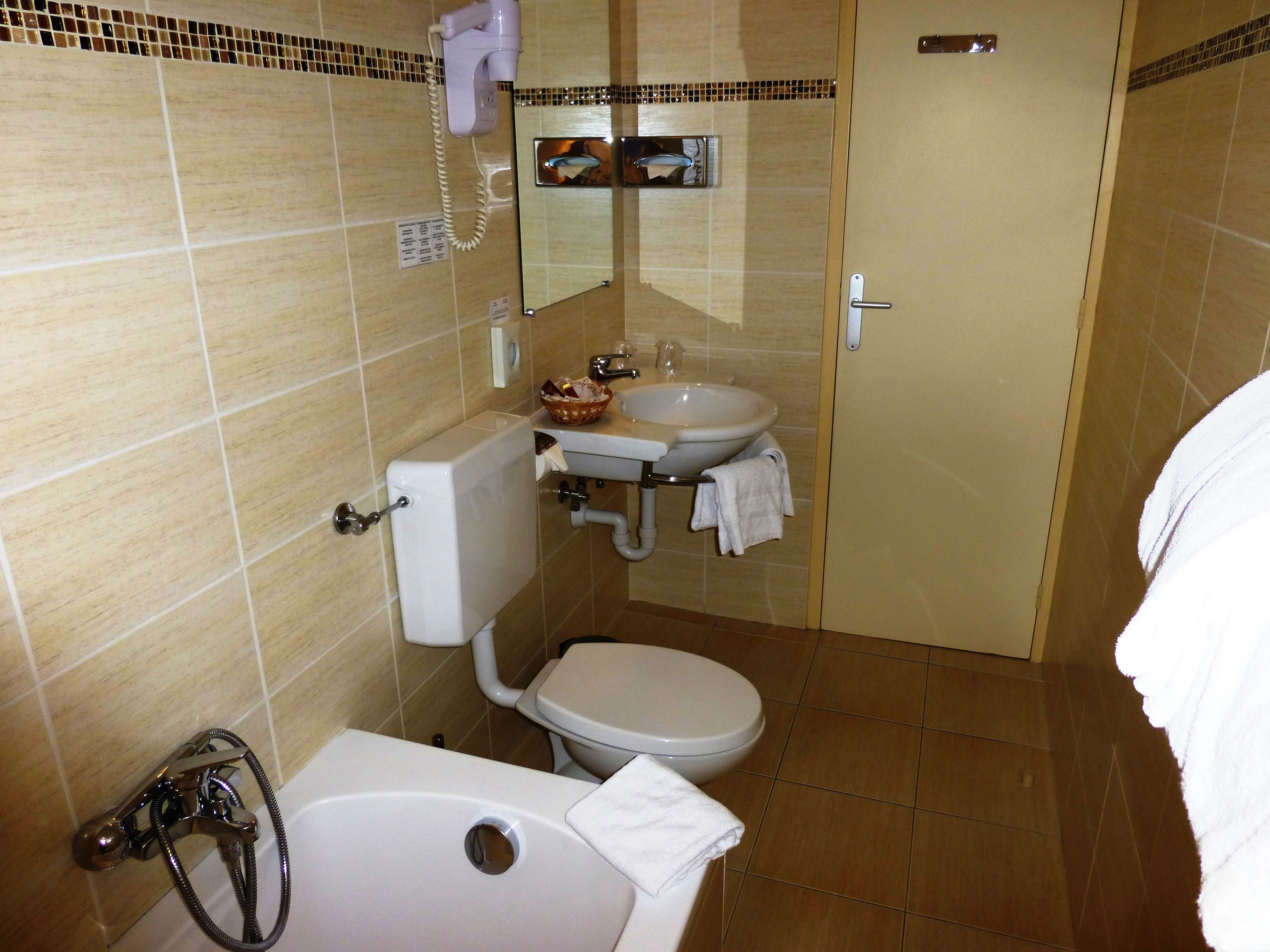 twin room | bathroom | towels