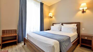 Standard Double Room | Minibar, in-room safe, desk, soundproofing