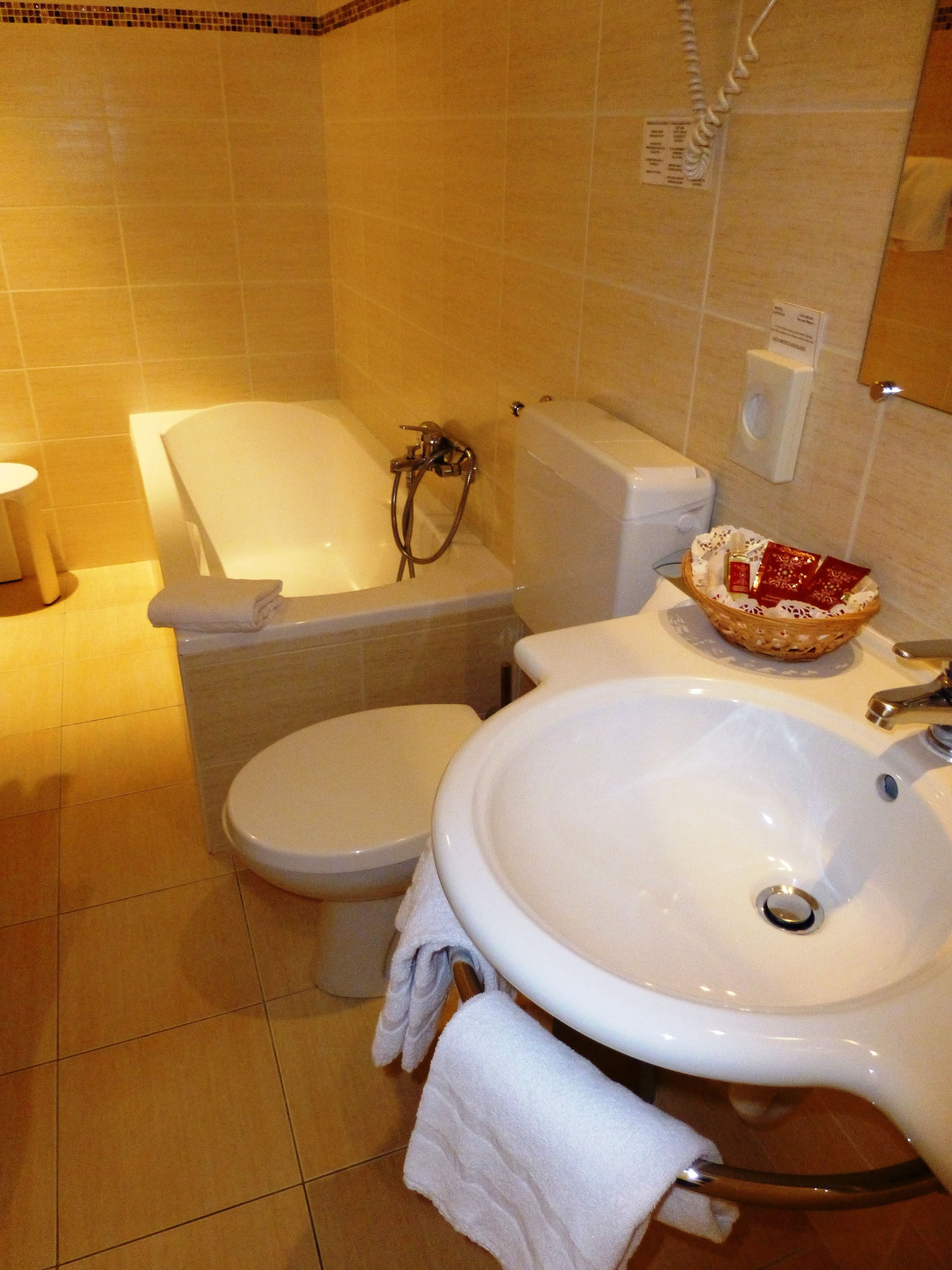 twin room | bathroom | towels