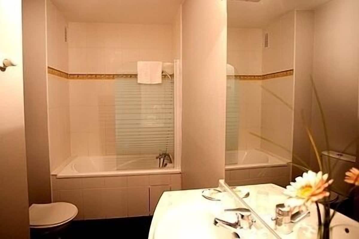 Vasca da bagno a immersione totale, asciugacapelli, asciugamani