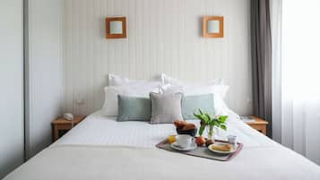 Desk, soundproofing, free WiFi, bed sheets