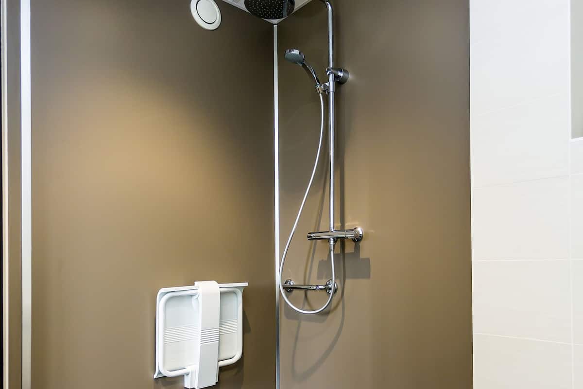 Vasca da bagno a immersione totale, asciugacapelli, asciugamani