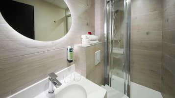 Habitación doble | Baño | Ducha, secador de pelo y toallas