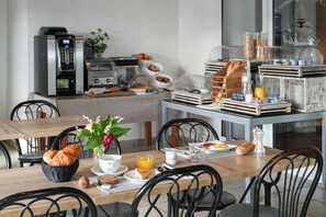 Daily buffet breakfast (EUR 11 per person) - Hôtel Le Relais (Biscarrosse)