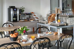 Petit déjeuner buffet servi tous les jours en supplément