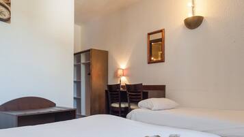 Chambre Triple | Bureau, rideaux occultants, lits bébé (gratuits), Wi-Fi gratuit