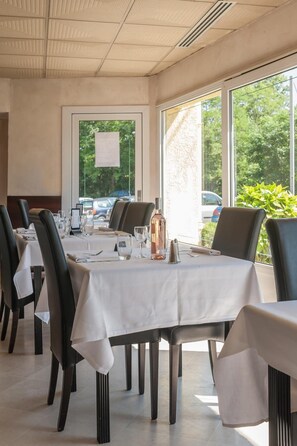 Breakfast, lunch, dinner served; Regional cuisine, alfresco dining  - Hotel Le Collonges (Collonges-au-Mont-d'Or)