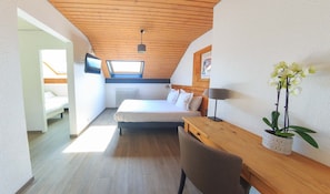 Quarto quádruplo | Roupas de cama premium, cofres nos quartos, escrivaninha