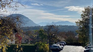 A parking area with cars, a speed limit sign, and a pedestrian crossing sign. - Logis Hôtel Annecy Nord / Argonay (Argonay)