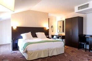 Superior Double Room | Minibar, in-room safe, desk, soundproofing - Chez La Rose (Juliénas)