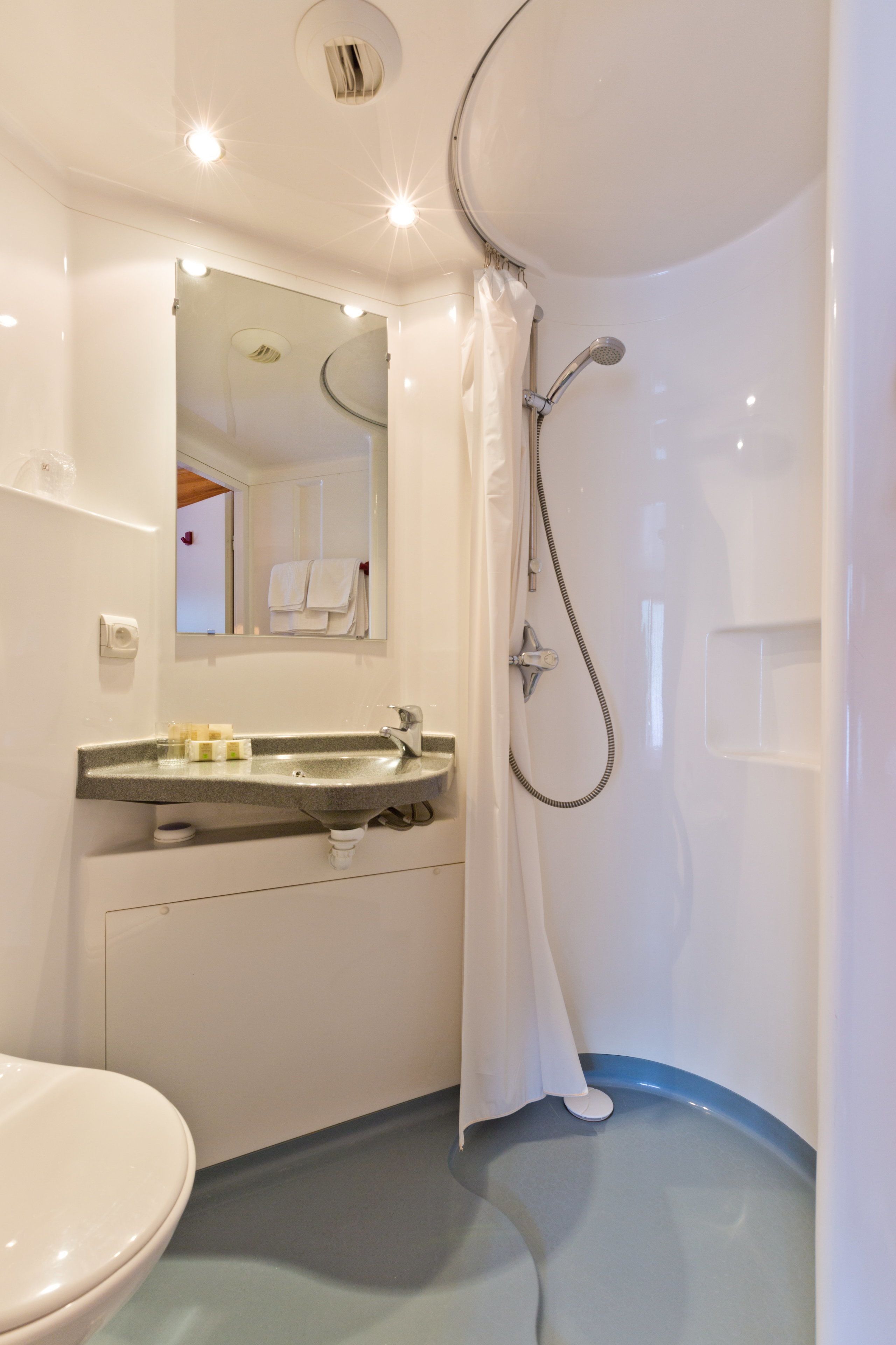 basic double room | 1 bedroom, desk, iron/ironing board, free wifi