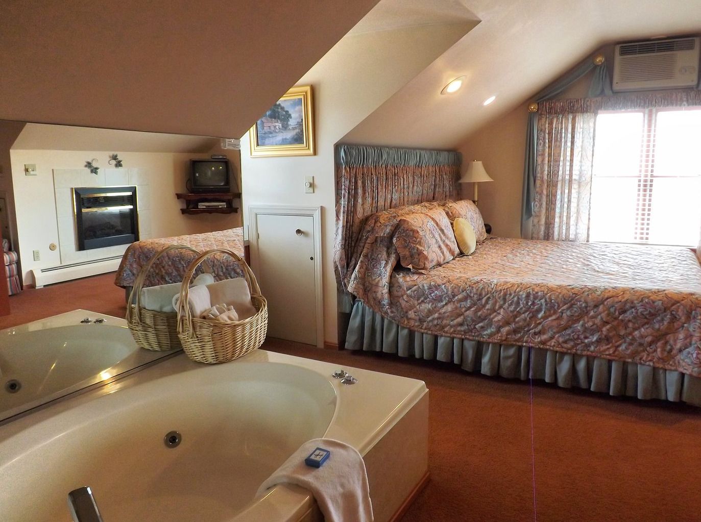 Suite, 1 King Bed with Sofa bed, Jetted Tub (Executive Suite) | Individually decorated, individually furnished, desk, free WiFi