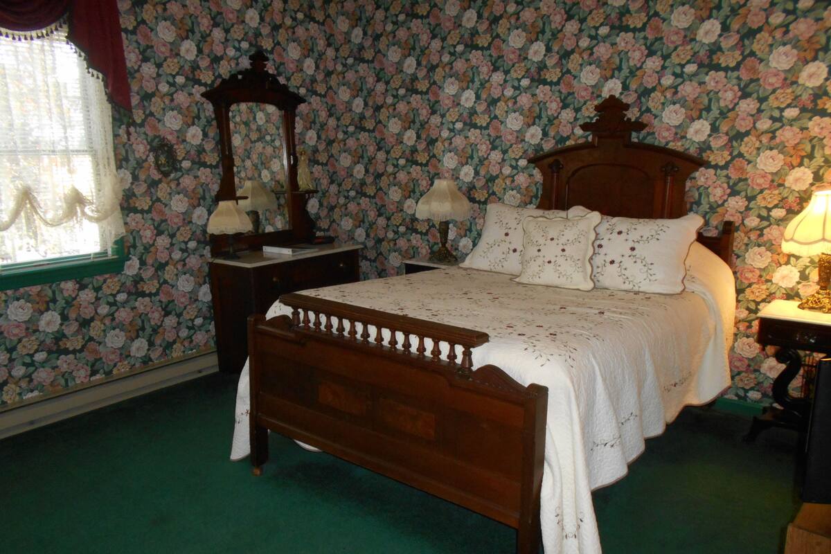 Room, 1 Queen Bed (Victorian) | Desk, WiFi (free), individually decorated, individually furnished
