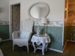 Habitación, 1 cama Queen size (Wicker) | Decoración personalizada, muebles diferentes, escritorio y wifi gratis