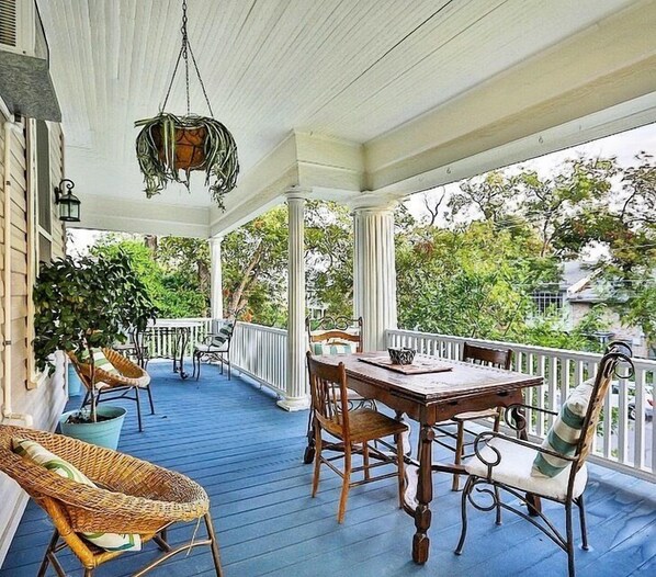 Outdoor dining - O'Casey's Boutique Inn (San Antonio)