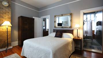 1 غرفة نوم وبديكورات فريدة لكل غرفة وطراز فريد لكل وحدة ومكواة/لوح كي