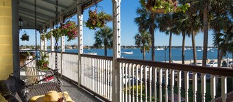 เบย์ฟร้อนท์ มารีนเฮาส์