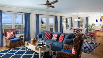 Huone (92 Atlantic Suite at Vilano Beach) | Ylelliset vuodevaatteet, pillowtop-patjalliset sängyt