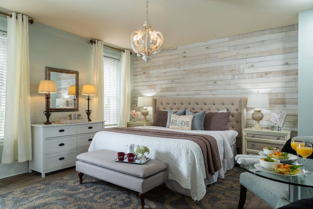 Room (17 Francisco Marin) | Premium bedding, pillowtop beds, iron/ironing board, WiFi (free)