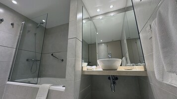 Standardværelse til 3 personer | Badeværelse | Bruser, brusehoved med spredningseffekt, gratis toiletartikler