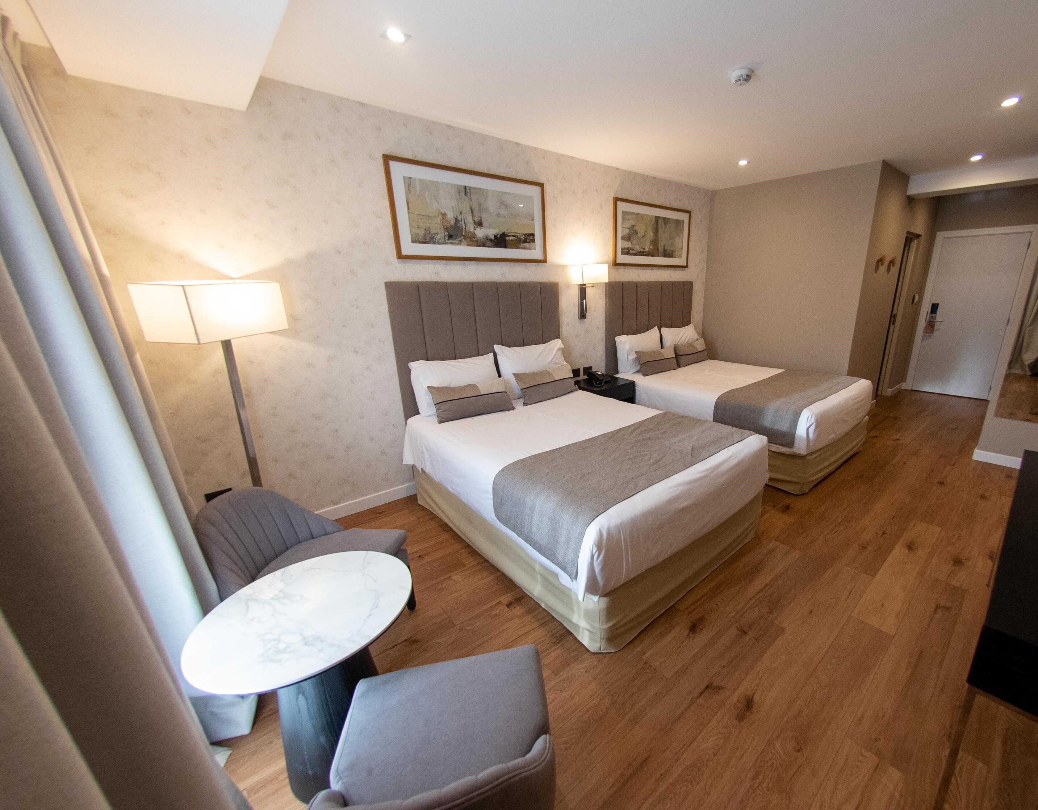 高级双人房 | 迷你吧、客房内保险箱、遮光窗帘、免费 WiFi