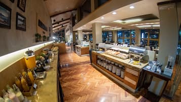 Petit déjeuner, déjeuner et dîner servis sur place