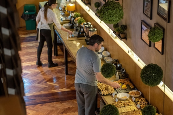 Ze serveren er ontbijt, lunch, diner en brunch