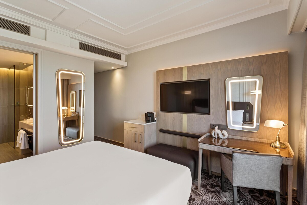 Ropa de cama de alta calidad, minibar, caja fuerte y escritorio