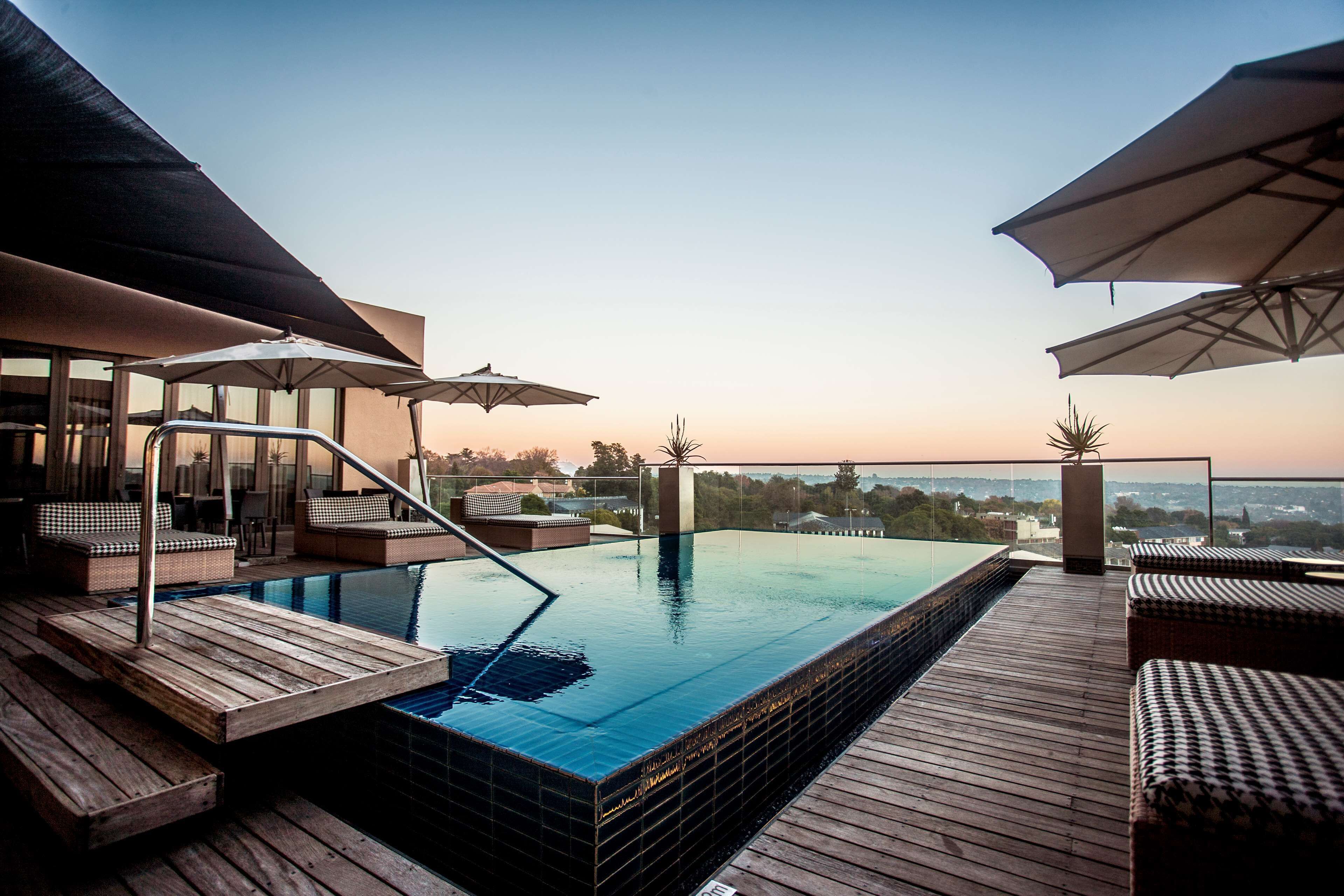 Außenpool, Sonnenschirme, Liegestühle