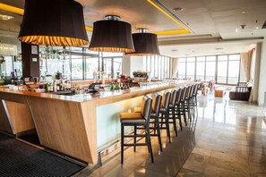 2 bars/lounges, rooftop bar
