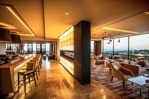 2 bars/lounges, rooftop bar