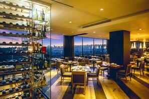 Breakfast, lunch, dinner served; Italian cuisine