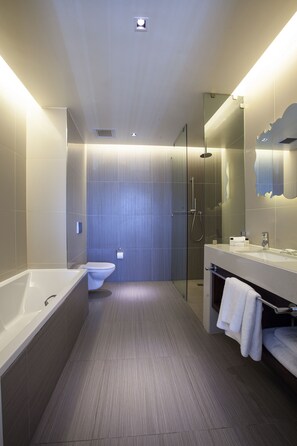 Baignoire et douche séparées, douche à « effet pluie »