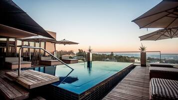 Kolam renang outdoor, dengan payung kolam renang dan kursi berjemur