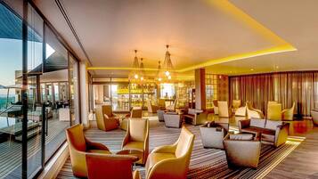 Piscine extérieure, parasols de plage, chaises longues