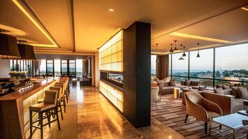 2 bars/lounges, rooftop bar