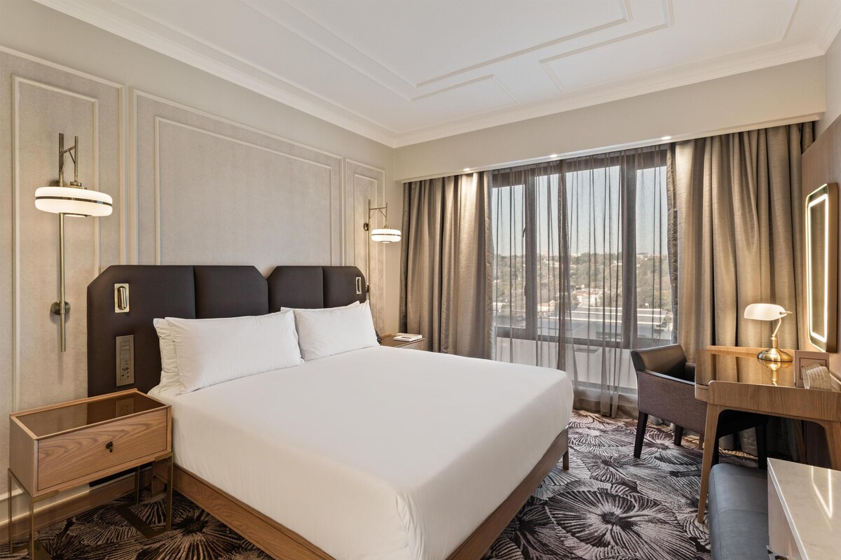 Ropa de cama de alta calidad, minibar, caja fuerte y escritorio
