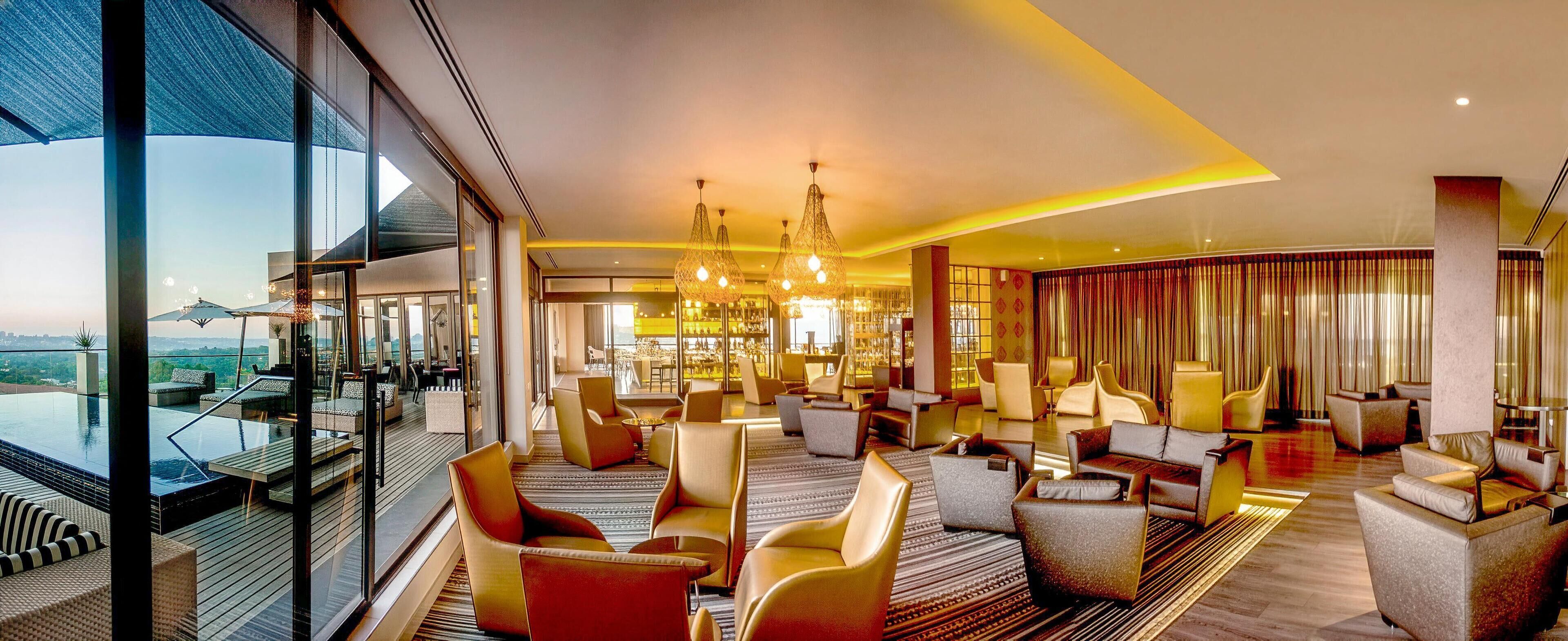 Piscine extérieure, parasols de plage, chaises longues