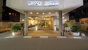 A hotel entrance with a sign reading "Maxim Design Hotel". - Maxim Hotel Tel Aviv (Tel Aviv)