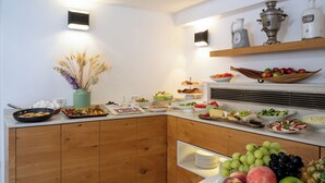 A kitchen with a variety of food items and a fruit bowl. - Maxim Hotel Tel Aviv (Tel Aviv)