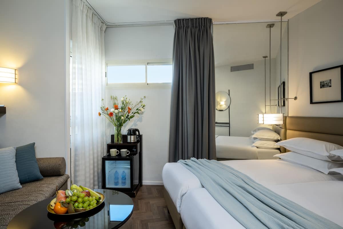 Two Single Bed and Sofa | Una cassaforte in camera, una scrivania, Wi-Fi gratuito, lenzuola