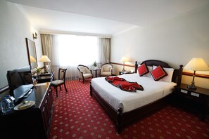 Deluxe-Zimmer | Minibar, Zimmersafe, Schreibtisch, Verdunkelungsvorhänge